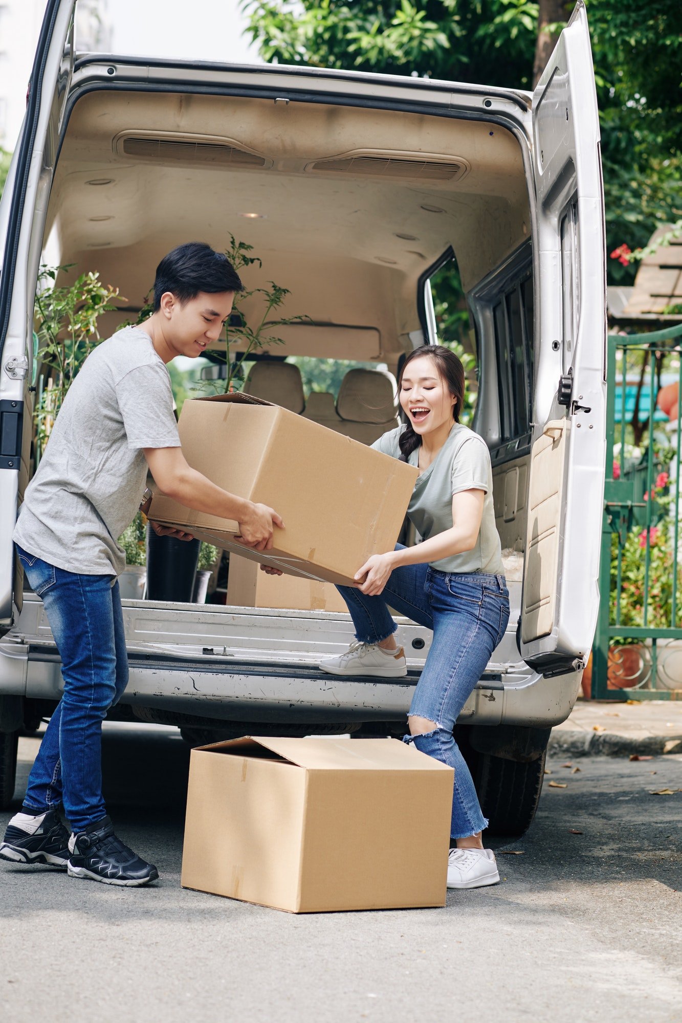 couple-unloading-truck.jpg